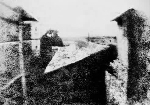 1826年尼埃普斯拍摄历史上第一张照片"窗外风光"