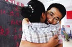 大学生放弃10万年薪当村主任